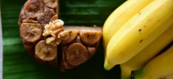مراحل کامل تهیه کیک موز دارک خانگی