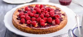 طرز تهیه کیک تمشک خانگی خوشمزه و آسان