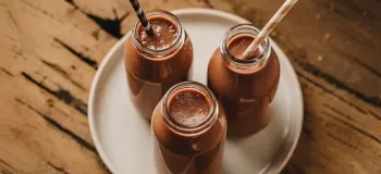 طرز تهیه اسموتی شکلاتی بدون شکر با مواد طبیعی