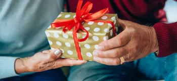 ثواب و فضیلت هدیه دادن به همسر در اسلام