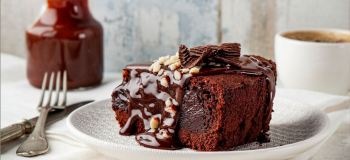 طرز تهیه ی کیک خیس شکلاتی با روشی جدید + سس شکلاتی