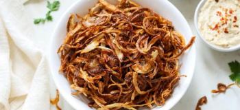 طرز تهیه پیاز داغ مجلسی و خواص شگفت انگیز آن برای سلامتی