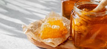 بهترین شرایط نگهداری عسل با موم در خانه