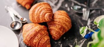 طرز تهیه کروسان با مغز خرما و گردو