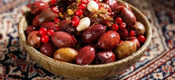 طرز تهیه زیتون با سس زرشک را کامل بخوانید!