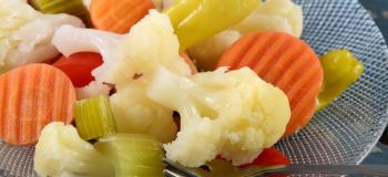 دستور تهیه گل کلم شور با هویج و کرفس