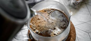 طرز تهیه قهوه با شیر جوش : آموزش کامل و راز فوم غلیظ