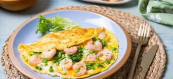 طرز تهیه املت میگو؛ صبحانه ای سریع و مقوی