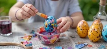 آموزش رنگ آمیزی تخم مرغ خال خالی با مسواک
