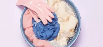 تثبیت رنگ لباس با آب نمک، روشی ساده و موثر برای جلوگیری از رنگ دهی !