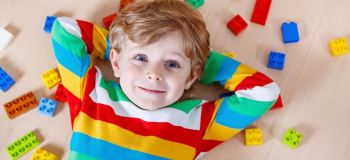 انتخاب اسباب بازی برای تقویت خلاقیت کودک دو ساله، از لگو تا بازی های حسی
