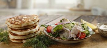 طرز تهیه پنکیک سیب زمینی و شوید با سالاد ماهی؛ یک وعده کامل، سبک و خوش طعم