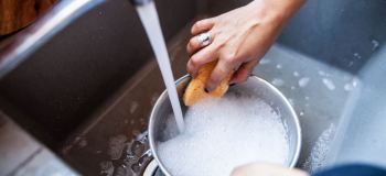 مزایا و معایب شستشوی ظروف با آب گرم + راهنمای انتخاب دمای مناسب