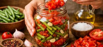 طرز تهیه ترشی لوبیا سبز با گوجه؛ روش درست کردن ترشی لوبیا سبز خانگی خوشمزه