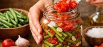 طرز تهیه ترشی لوبیا سبز با گوجه؛ روش درست کردن ترشی لوبیا سبز خانگی خوشمزه