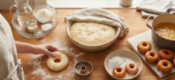 طرز تهیه دونات خانگی با آب به روش ساده؛ دونات پفکی و ترد مثل قنادی