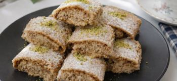 شیرینی گردویی رولتی ۱۰ دقیقه ای با کمترین مواد؛ بدون همزن و بدون دردسر!
