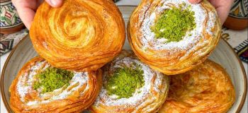 طرز تهیه قتلمه افغانی اصل؛ شیرینی لایه ای ترد و خوشمزه با پسته و کره