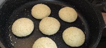 طرز تهیه کلوچه کنجدی بدون فر؛ نرم و لطیف با یک عدد تخم مرغ
