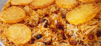 طرز تهیه رشته پلو با مرغ، کشمش و زرشک؛ خوشمزه و مجلسی