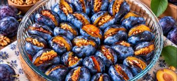 طرز تهیه آلو با گردو و دارچین در فر؛ یک خوراکی خوشمزه و متفاوت