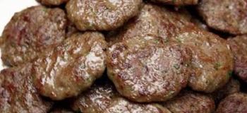 طرز تهیه کباب قلقلی با سس مخصوص؛ ساندویچ کوفته خانگی به سبک خیابانی