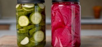 طرز تهیه پیکل فوری خیار و پیاز قرمز؛ ترشی مخصوص ساندویچ و برگر