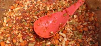 طرز تهیه ترشی مشهدی با گوجه فرنگی؛ خوشمزه، متفاوت و خانگی