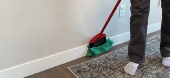 تمیز کردن قرنیز دیوار؛ راهنمای کامل پاک کردن گردوغبار و لکه ها