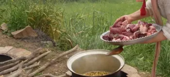 تهیه آبگوشت با آتش هیزمی / زندگی روستایی پخت نان تنوری