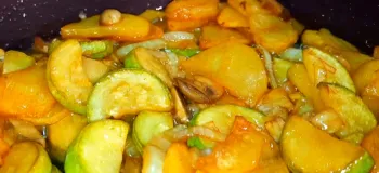 سیب زمینی سرخ شده با قارچ و کدوسبز: شامی راحت و خوشمزه
