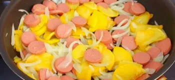 پیتزا بدون خمیر فوری و خوشمزه با ۲ قلم فقط سیب زمینی و سوسیس!