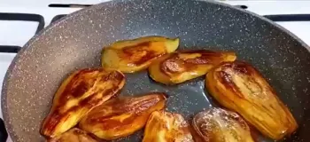 تکنیک ویژه برای سرخ کردن بادمجان با روغن ناچیز بدون گرفتن تلخی!