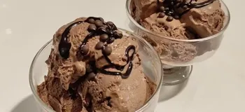 بستنی شکلاتی خوشمزه و خوش طعم بدون ثعلب فقط با ۳ قلم مواد!