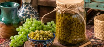 غوره شور خانگی با آب نمک؛ راز ترد ماندن غوره و خوش طعم شدن آن مثل ترشی های قدیمی