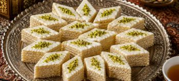 شیرینی میکادو سفید؛ شیرینی مجلسی و لطیف برای مراسم و مهمانی ها