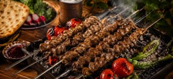 دل مرغ کبابی نرم و آبدار روی منقل؛ راز یک کباب اقتصادی و فوق العاده خوشمزه