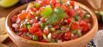طرز تهیه سالاد سالسای مکزیکی؛ سالادی رنگارنگ، سالم و فوق العاده خوش طعم در ۱۵ دقیقه