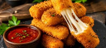 طرز تهیه پنیر موزارلا سوخاری؛ کش دار، طلایی و فوق العاده ترد