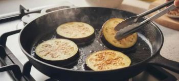 بادمجان سرخ کرده با کمترین روغن؛ طلایی، خوش رنگ و اصلاً چرب نیست!