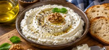 طرز تهیه پنیر بدون شیر؛ پنیر خانگی خامه ای و خوشمزه با چند ماده ساده!