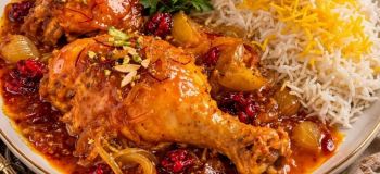 مرغ دوغی زعفرانی؛ ترفند طلایی برای مرغی نرم، آبدار و خوش عطر!