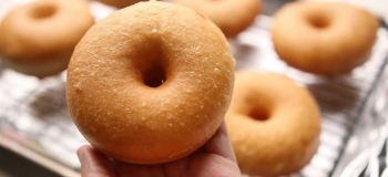 دونات بدون تخم مرغ و خمیرمایه و شیر؛ فقط با ۲ ماده و آماده در کمترین زمان!