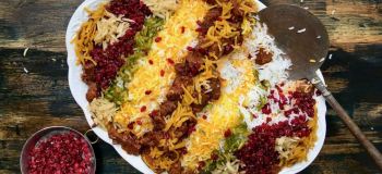 طرز تهیه قیمه نثار قزوین؛ شاهکار مجلسی با عطر زعفران و خلال های رنگارنگ