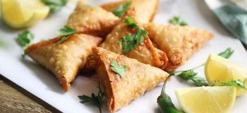 طرز تهیه سمبوسه مرغ ترد و خوشمزه به سبک فست فودی؛ یک میان وعده وسوسه انگیز برای همه!