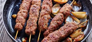 طرز تهیه کباب کوبیده تابه ای بدون سیخ و با سیخ چوبی؛ کبابی آبدار و رستورانی در خانه