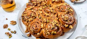 طرز تهیه نان کارامل و گردو؛ نانی نرم، خوش عطر و فوق العاده خوشمزه در خانه