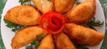 طرز تهیه قطاب گوشتی؛ غذای ترد و خوشمزه ای که همه عاشقش می شوند!