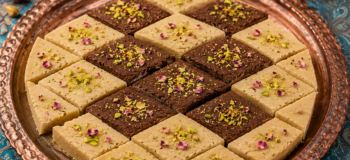 طرز تهیه حلوا نخودچی دو رنگ؛ حلوای مجلسی و خوش عطر برای مناسبت های خاص