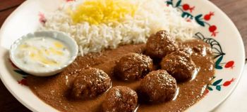 طرز تهیه خورش فسنجان با گوشت قلقلی به روش گیلانی؛ خورشتی مجلسی با رنگ تیره و طعم ملس
